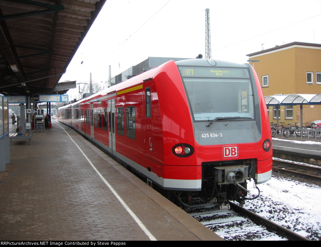 DB 425 634-3 arrives in Homburg